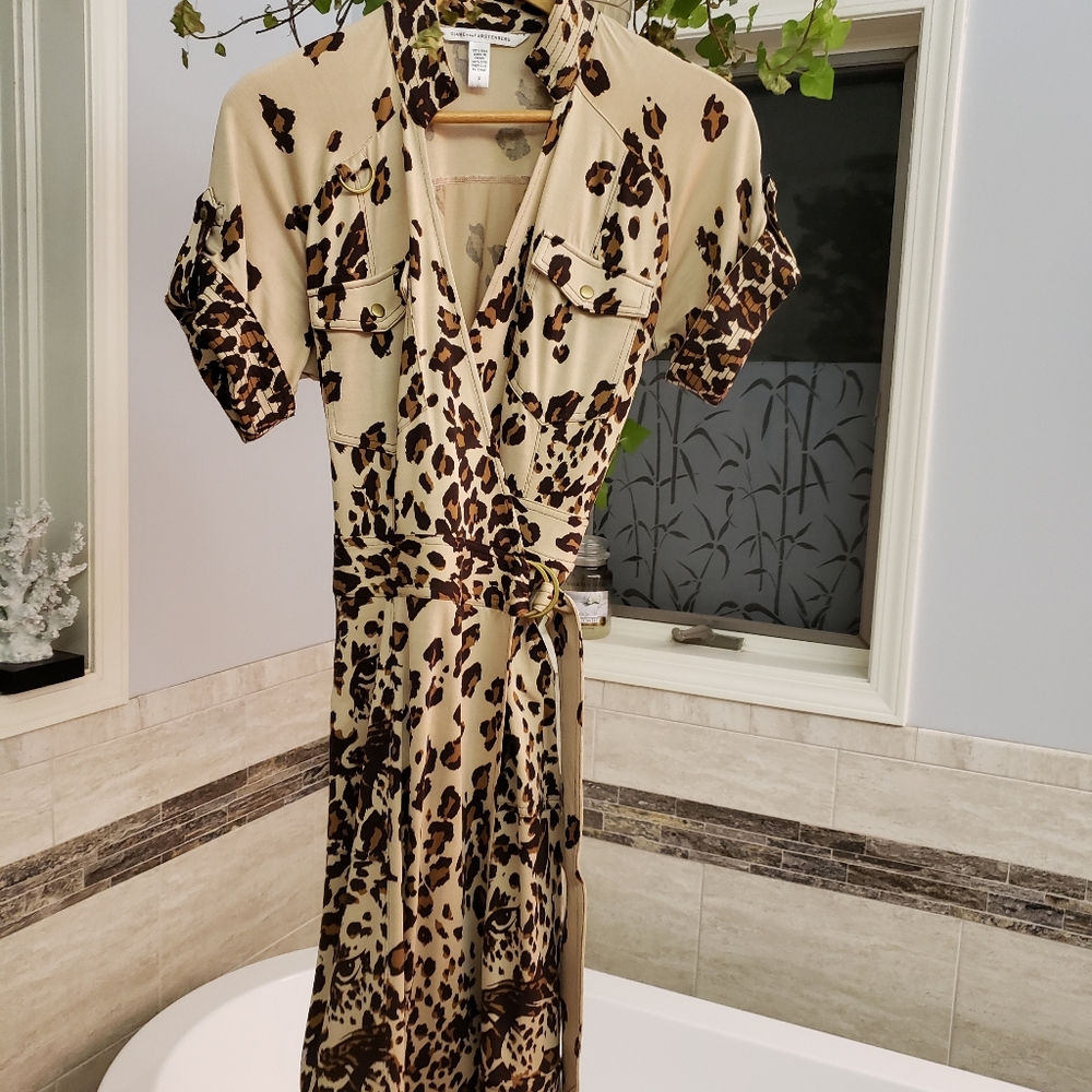 DVF 100% silk leopard print safari wrap dress
